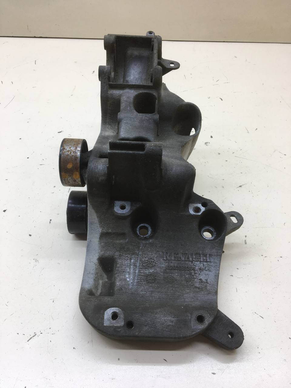 Кронштейн генератора Renault Symbol (2) 2008-2012