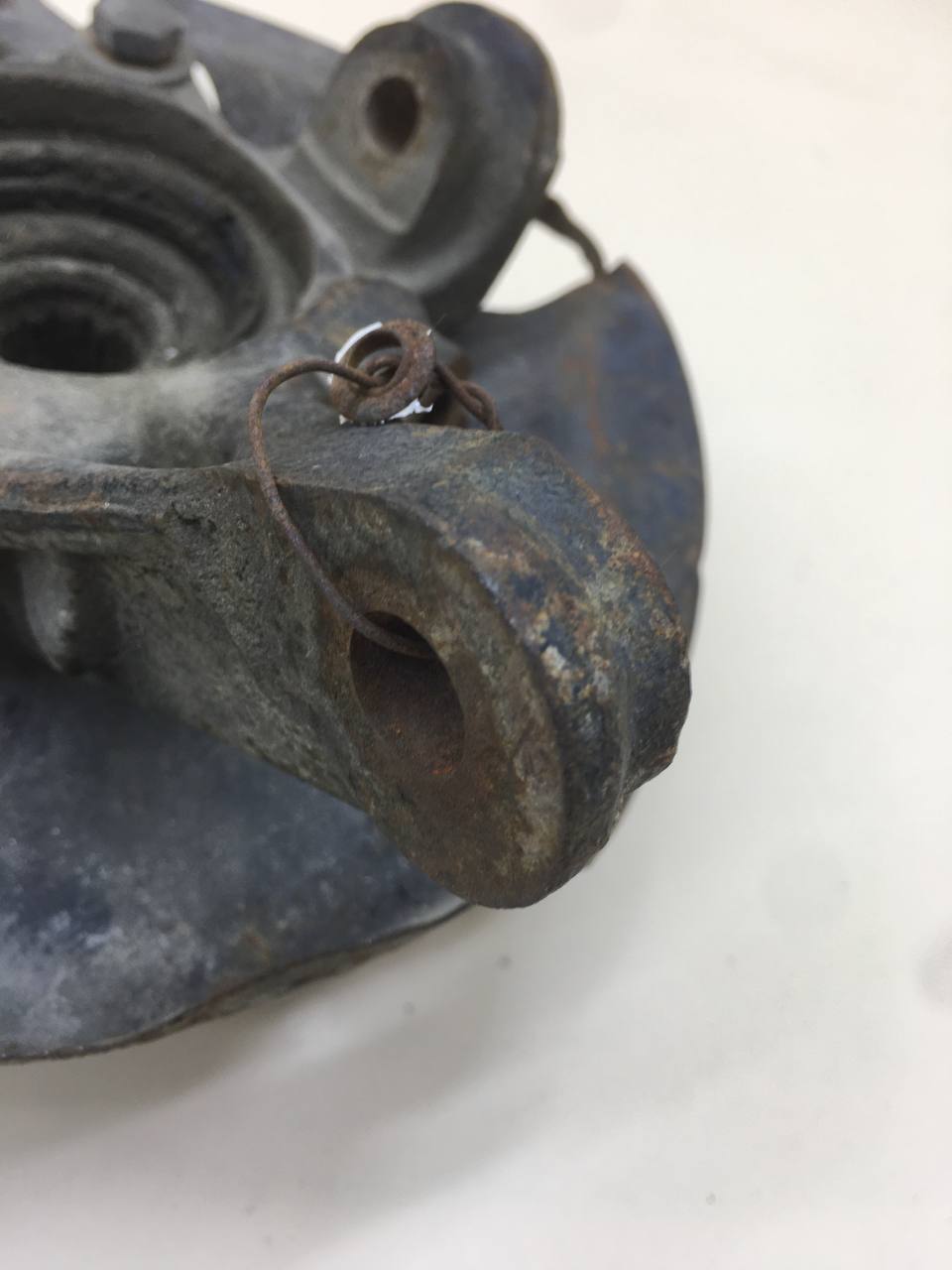 Кулак поворотный передний левый Nissan Almera (N15) 1995-2000