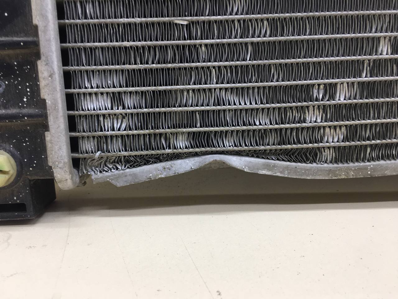 Радиатор охлаждения двигателя Opel Astra J 2010-2017