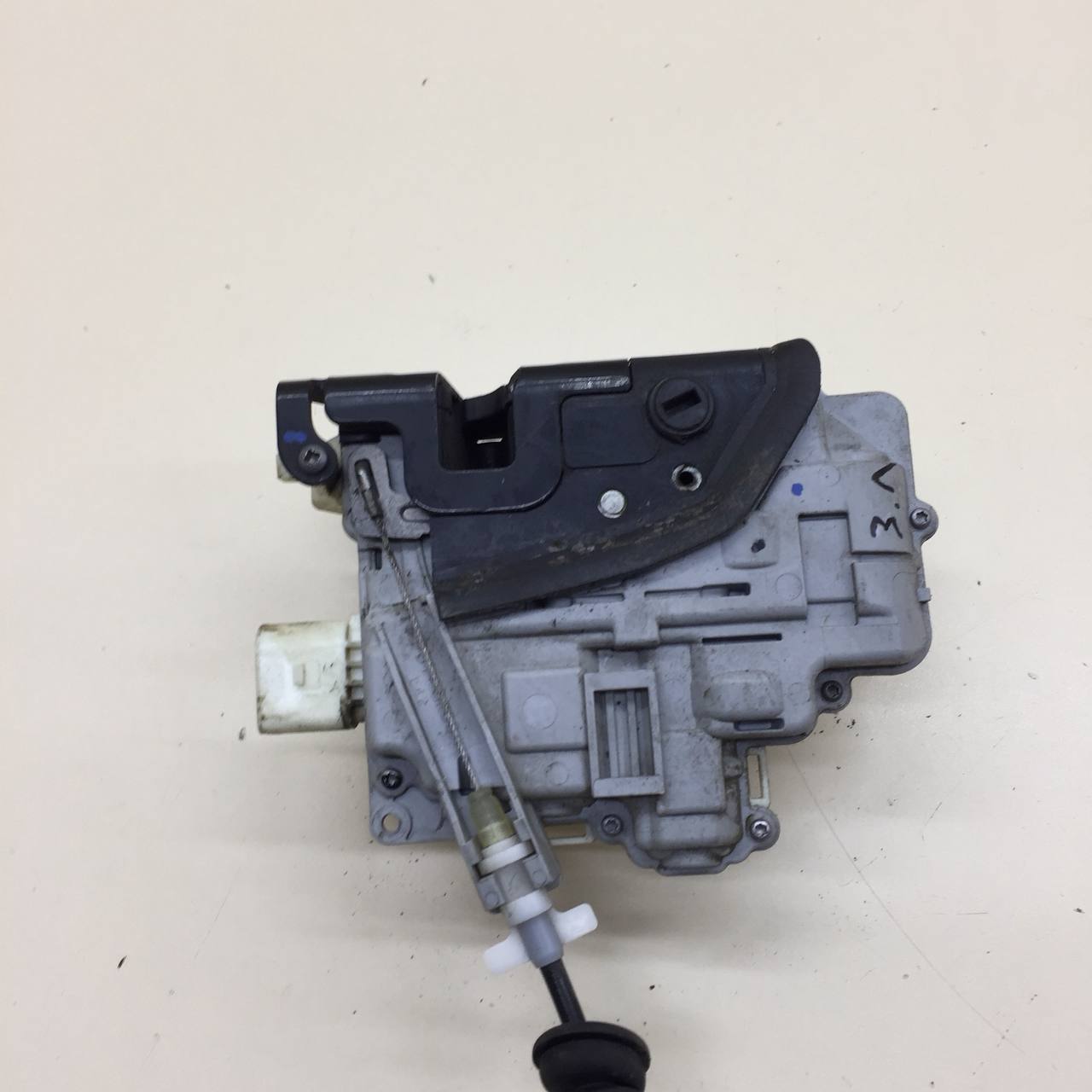 Замок двери задней левой Volkswagen Passat B7 2011-2015