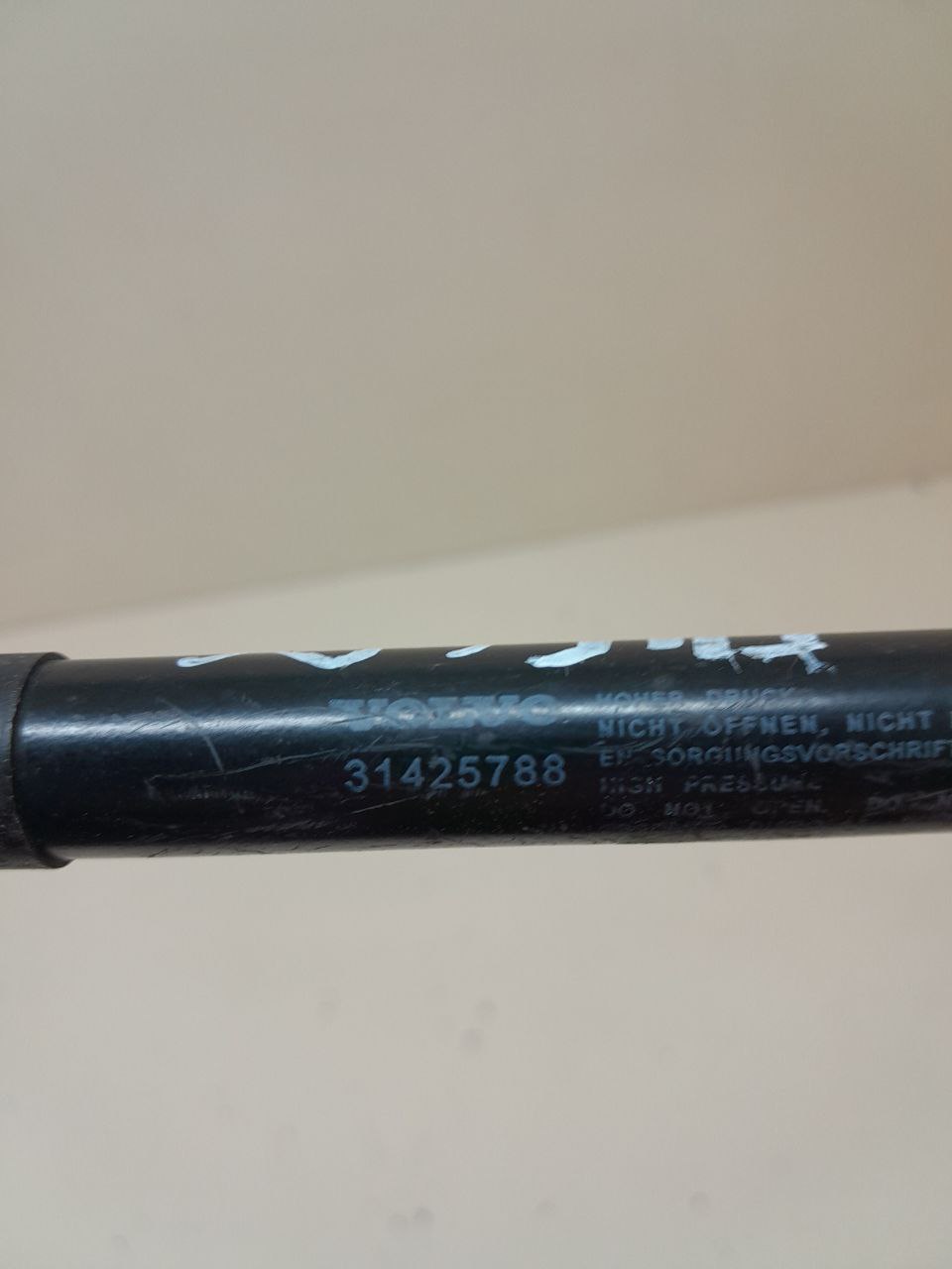 Амортизатор капота Volvo XC90 2015>