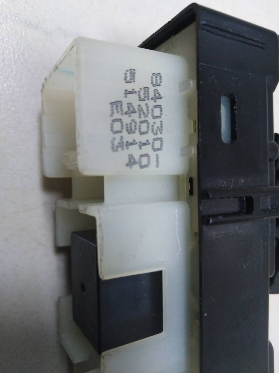 Кнопка стеклоподъемника Toyota Ist (XP60) 2001-2007