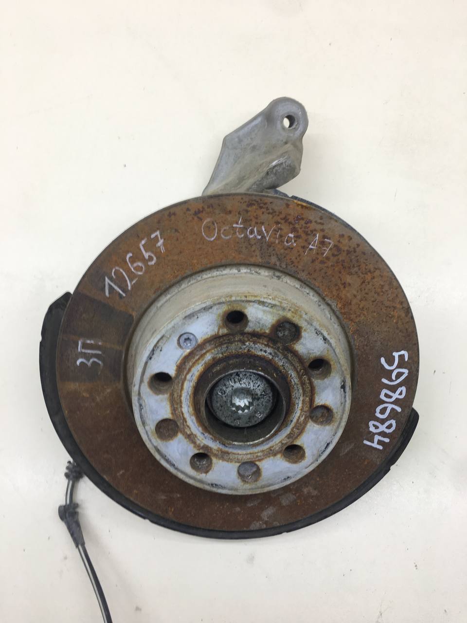 Кулак поворотный задний правый Skoda Octavia (A7) 2013>