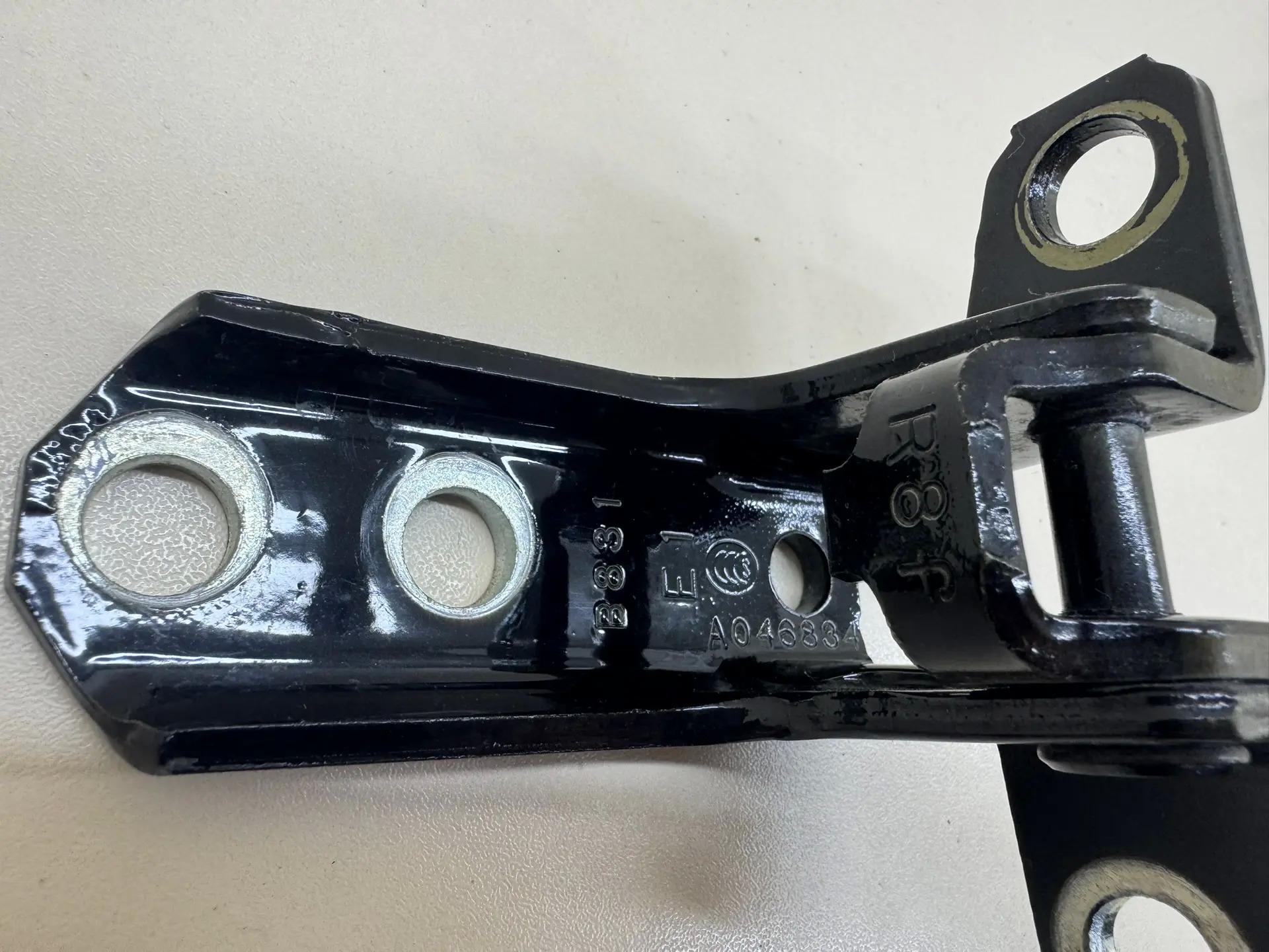 Петля двери задней левой нижняя Mitsubishi Outlander (GF) 2012>