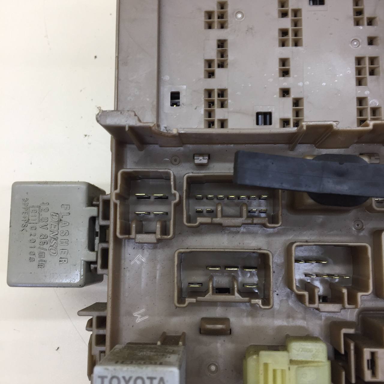 Блок предохранителей Toyota Corolla E120 2001-2007