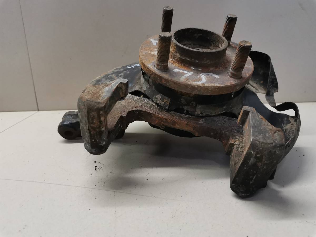 Кулак поворотный передний левый Nissan Almera (N15) 1995-2000