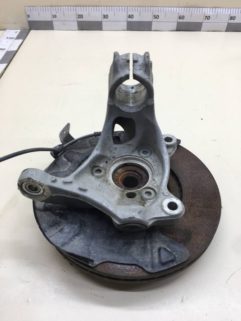 Кулак поворотный передний левый Skoda Octavia (A7) 2013>