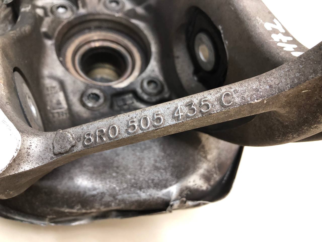 Кулак поворотный задний левый Audi Q5 (8R) 2008-2017