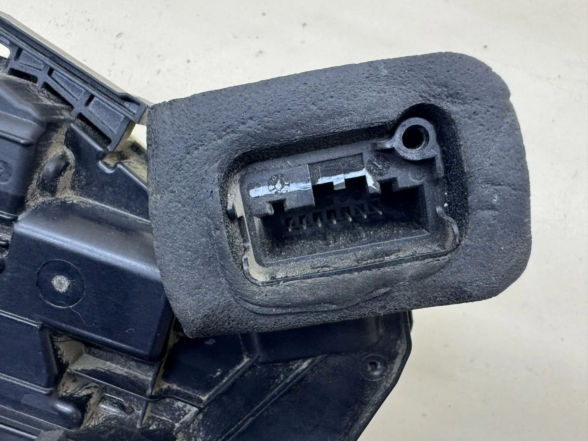 Замок двери задней правой Skoda Rapid 2012-2020