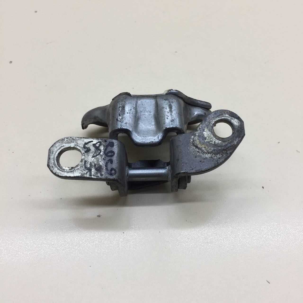 Петля двери задней правой верхняя Toyota Camry (XV50) 2011-2017