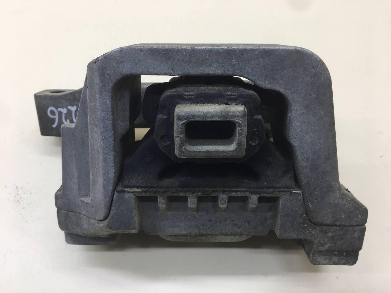 Опора двигателя правая Peugeot 207 2006-2013