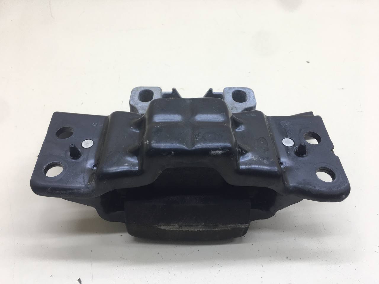 Опора КПП левая Skoda Octavia (A7) 2013>