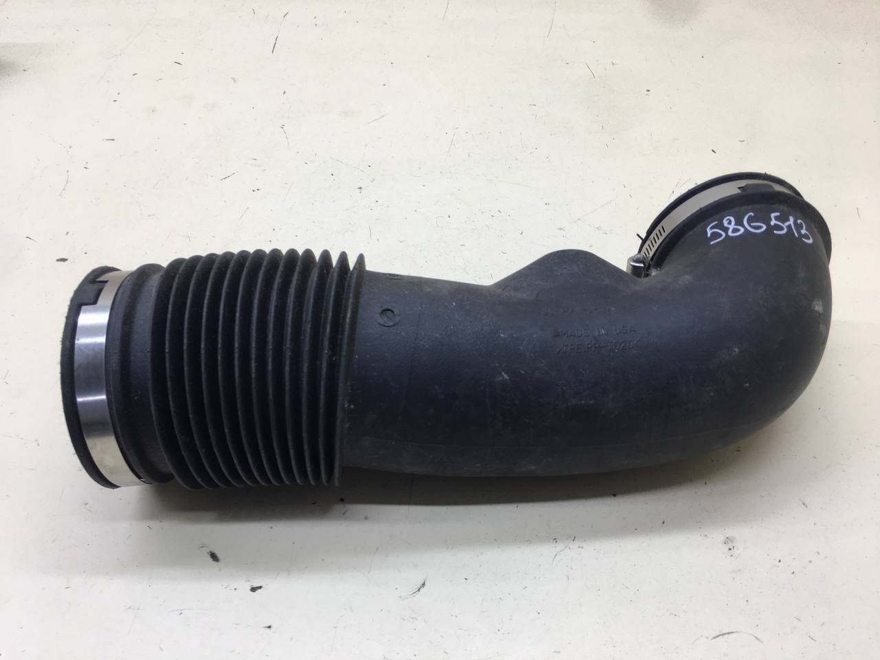 Патрубок воздушного фильтра Cadillac STS 2004-2011