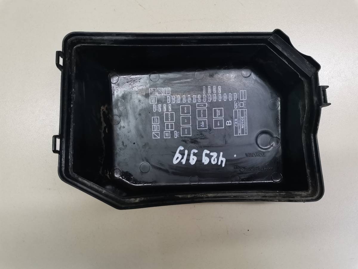 Крышка блока предохранителей Toyota Crown (S150) 1995-2001