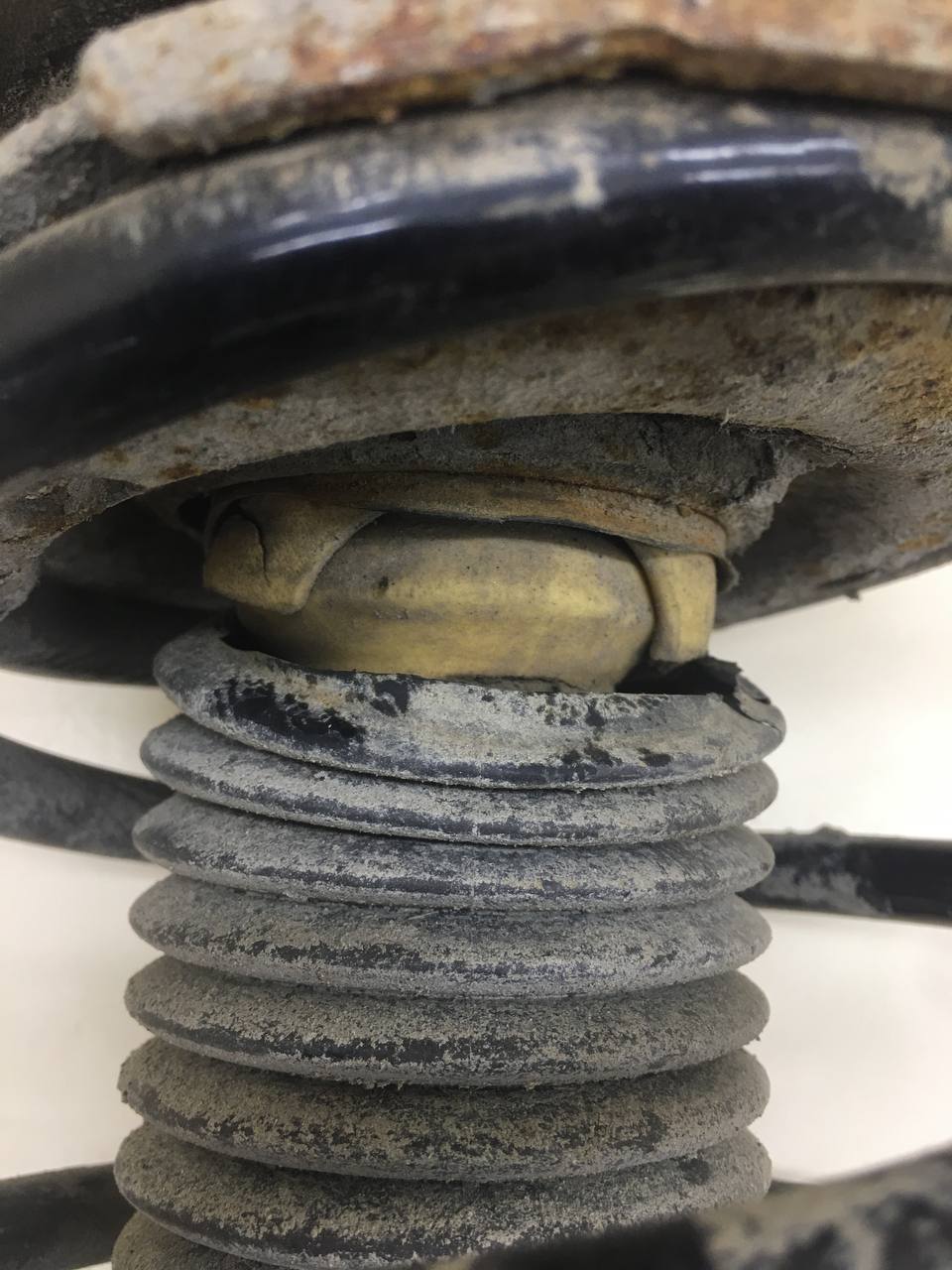 Амортизатор передний левый Peugeot 206 1998-2012