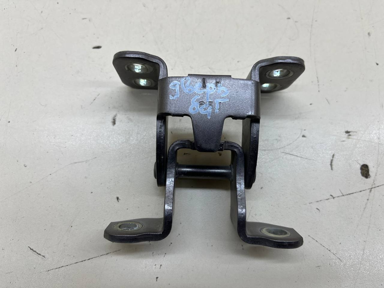 Петля двери багажника Suzuki Grand Vitara 2005-2015