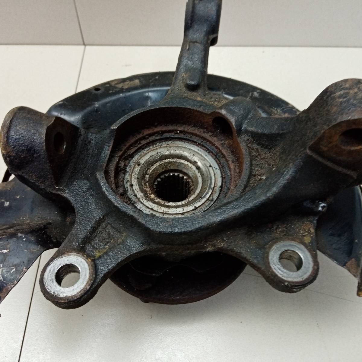 Кулак поворотный передний левый Nissan Pulsar (N15) 1995-2000