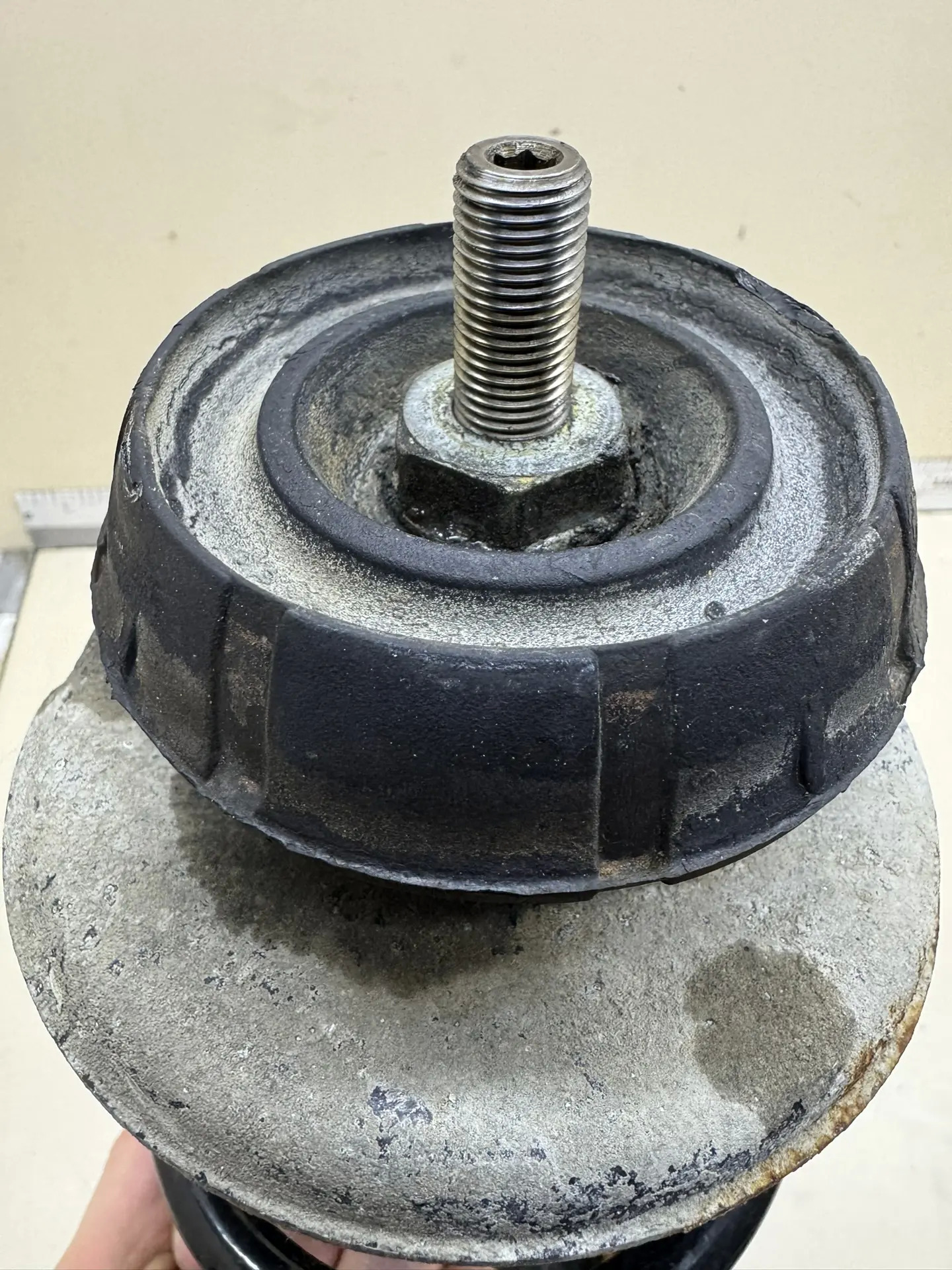 Амортизатор задний Nissan Terrano (D10) 2014>