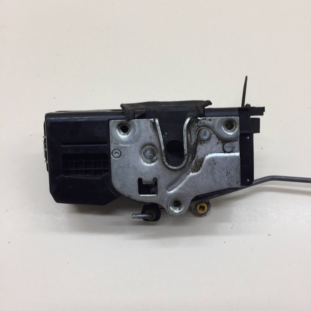 Замок двери передней левой Cadillac Escalade 3 2006-2014