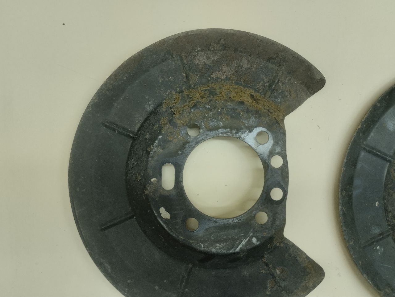 Пыльник тормозного диска Ford Focus 3 2011>