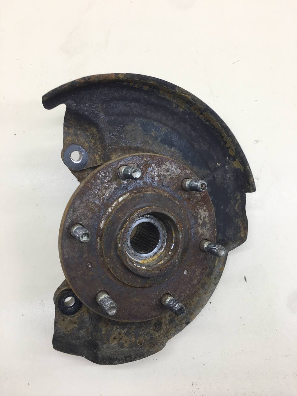 Кулак поворотный передний правый Mitsubishi L200 (KB) 2006-2016