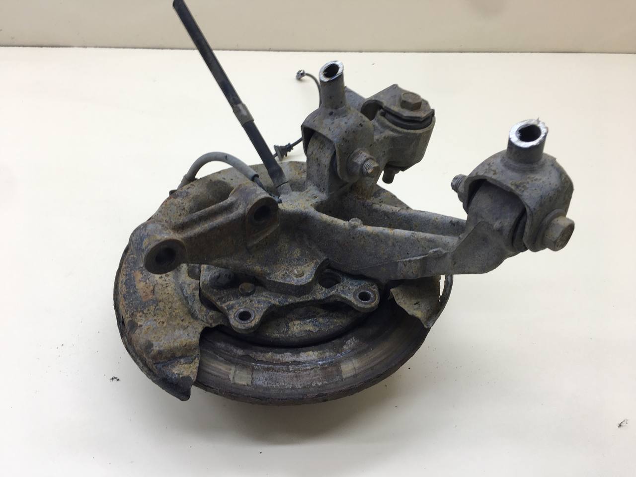 Кулак поворотный задний левый Toyota Camry (XV30) 2001-2006