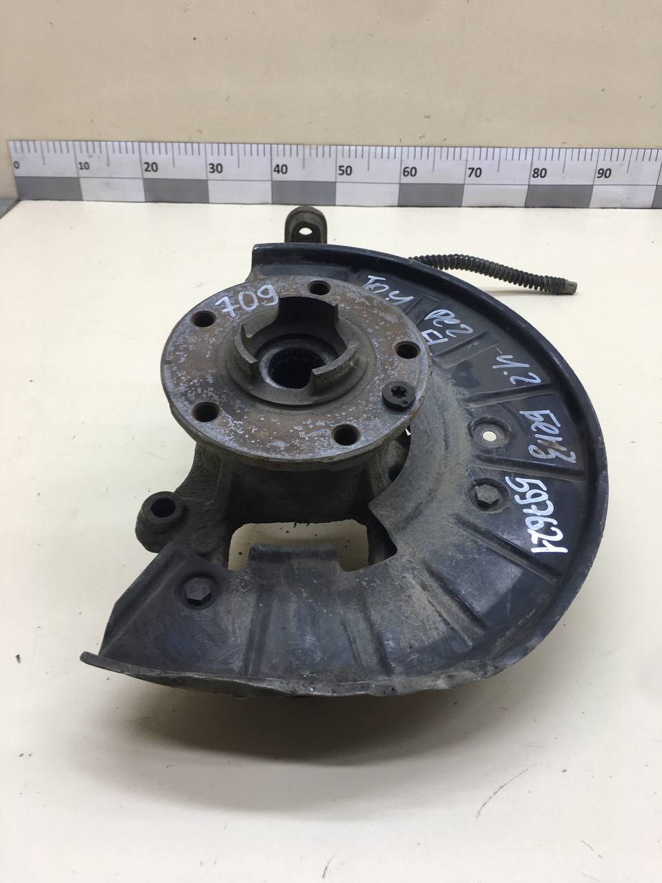 Кулак поворотный передний левый Volkswagen Touareg (7L) 2002-2010