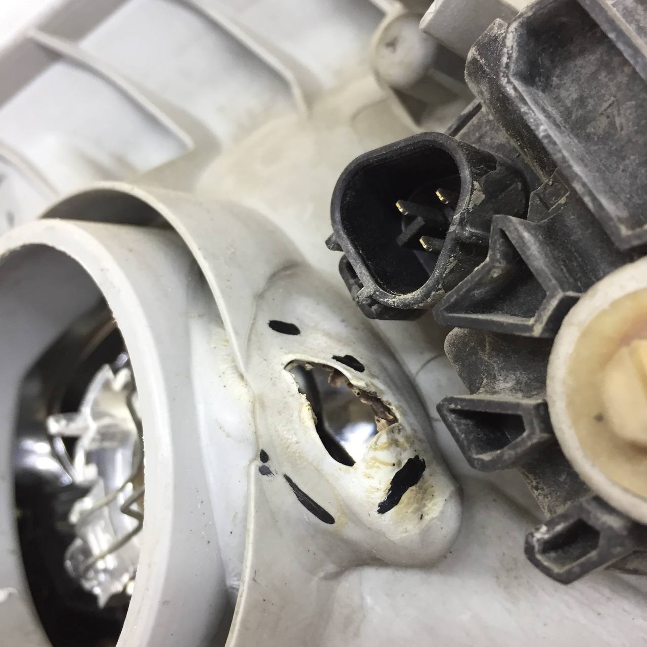 Фара левая Toyota Corolla E120 2001-2007