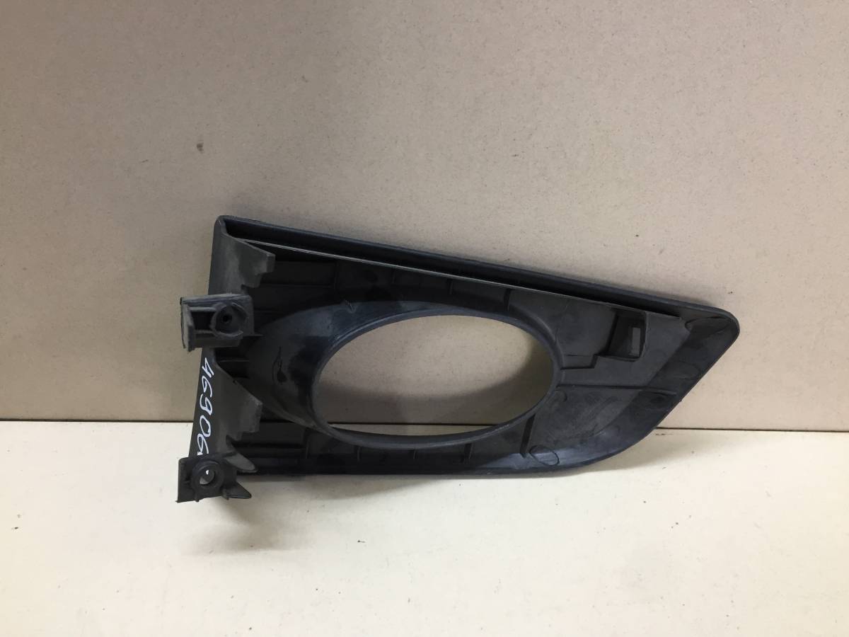 Рамка противотуманной фары правой Honda Fit (GD1) 2001-2007