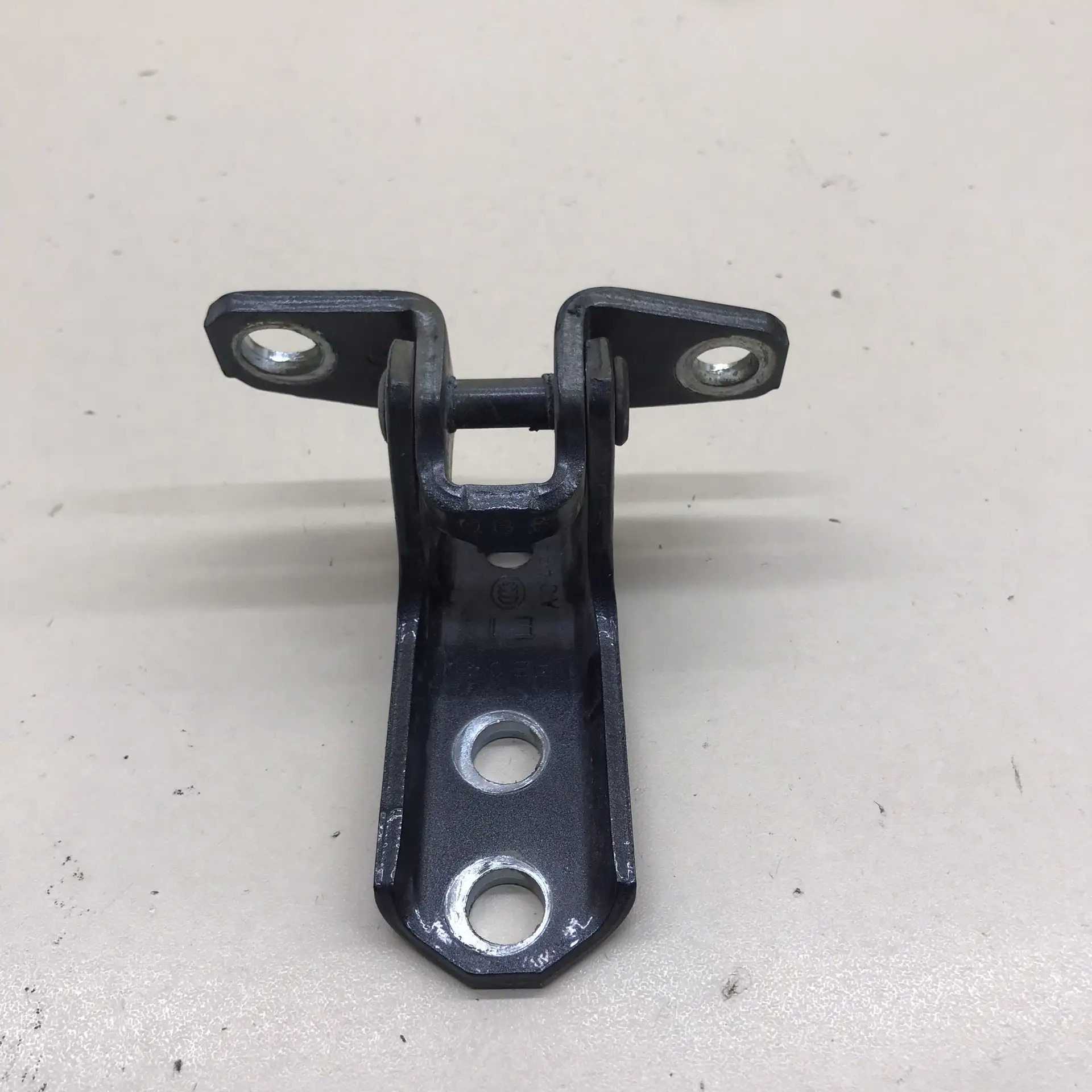 Петля двери задней левой нижняя Mitsubishi Outlander (GF) 2012>