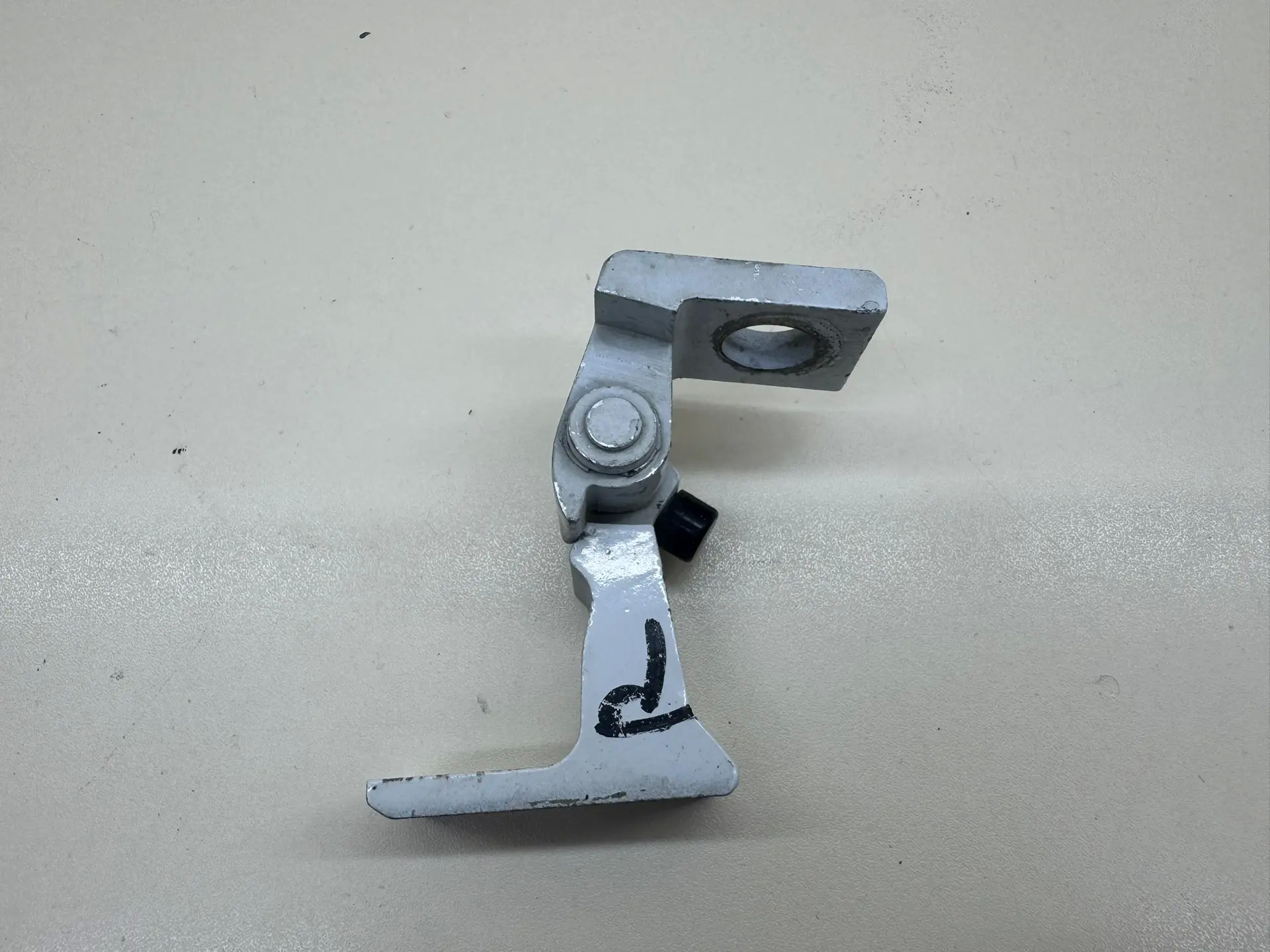 Петля двери Skoda Rapid 2012-2020