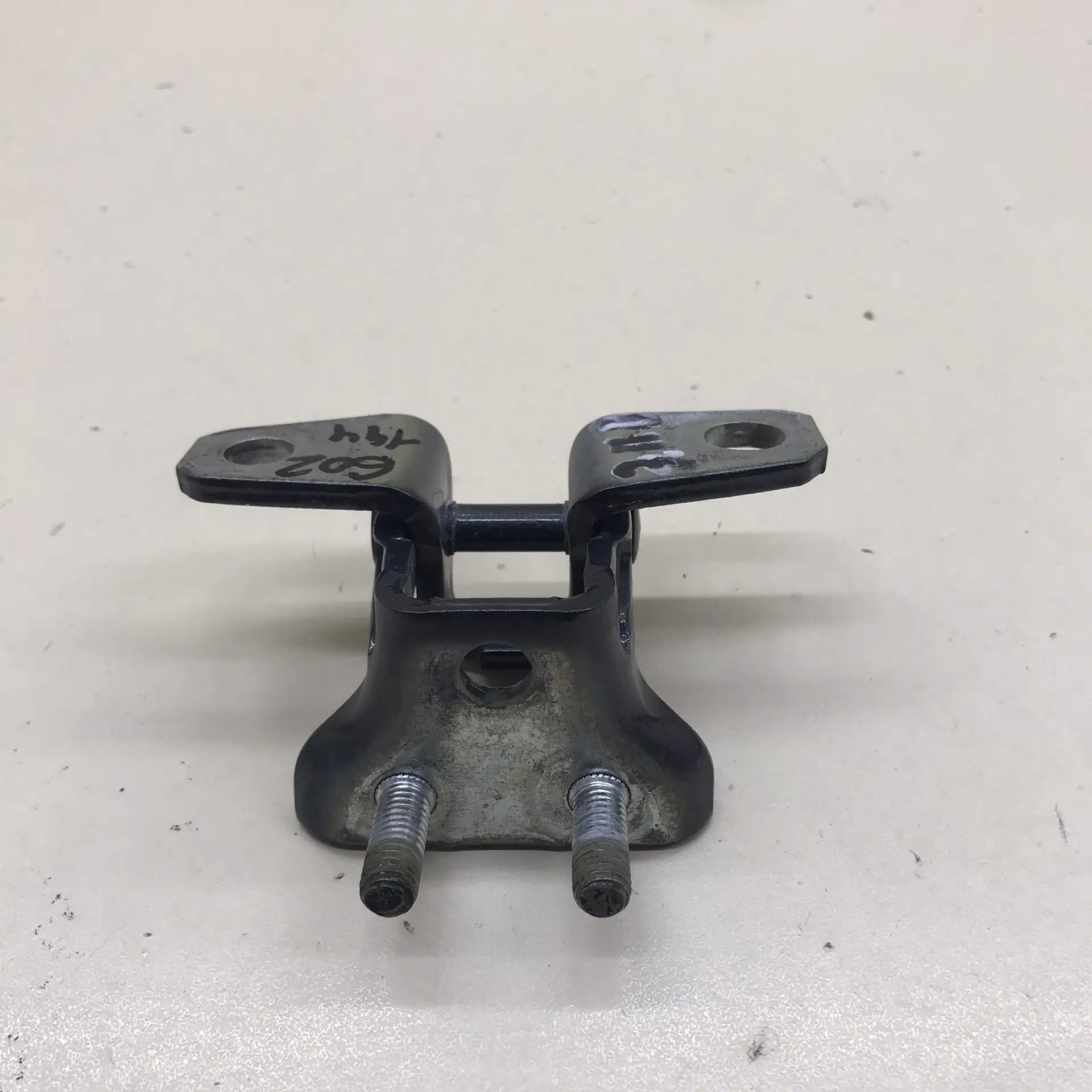 Петля двери задней правой верхняя Mitsubishi Outlander (GF) 2012>