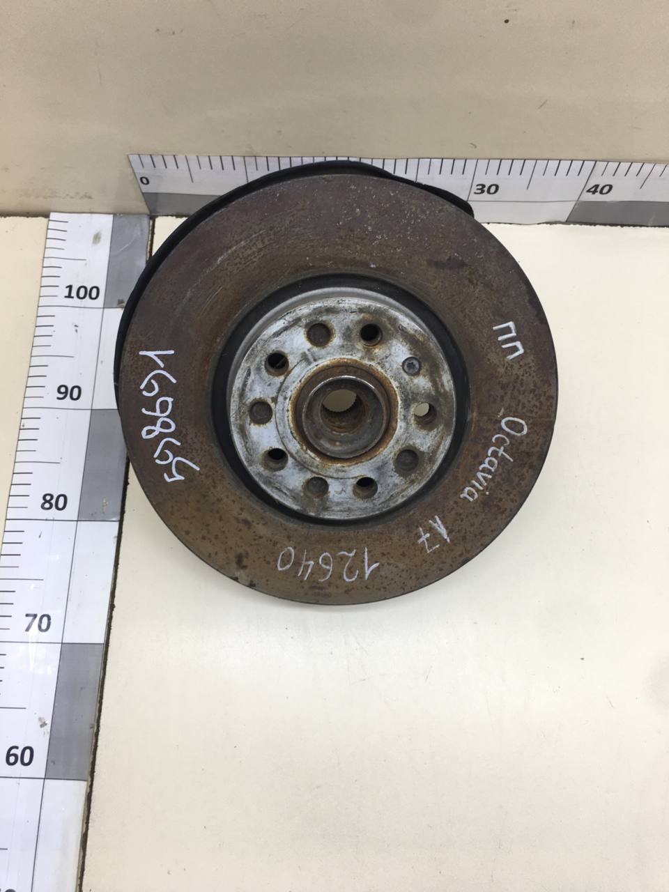 Кулак поворотный передний правый Skoda Octavia (A7) 2013>