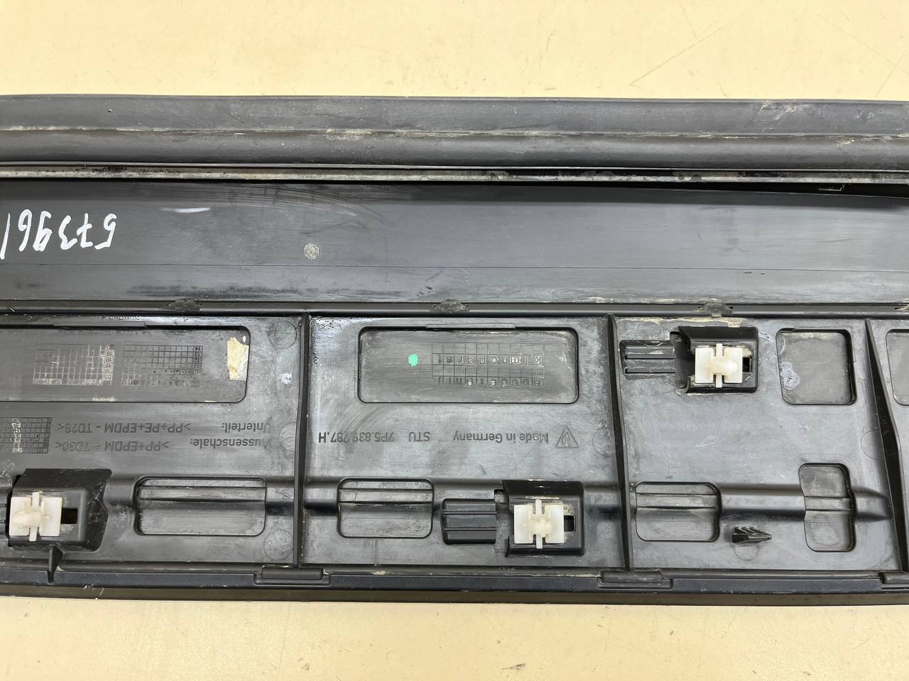 Накладка двери задней левой Porsche Cayenne 2010-2017