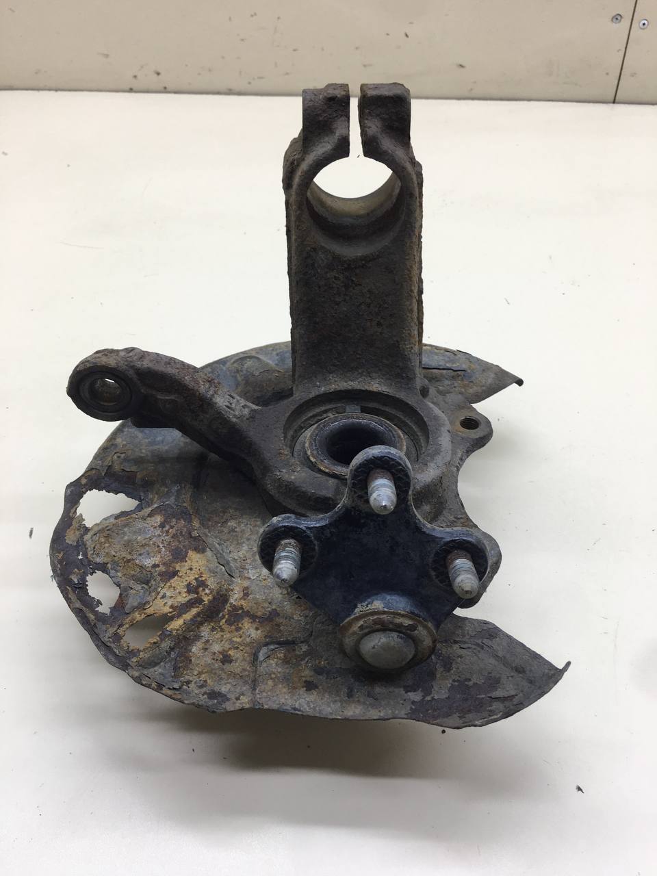 Кулак поворотный передний левый Skoda Rapid 2012-2020