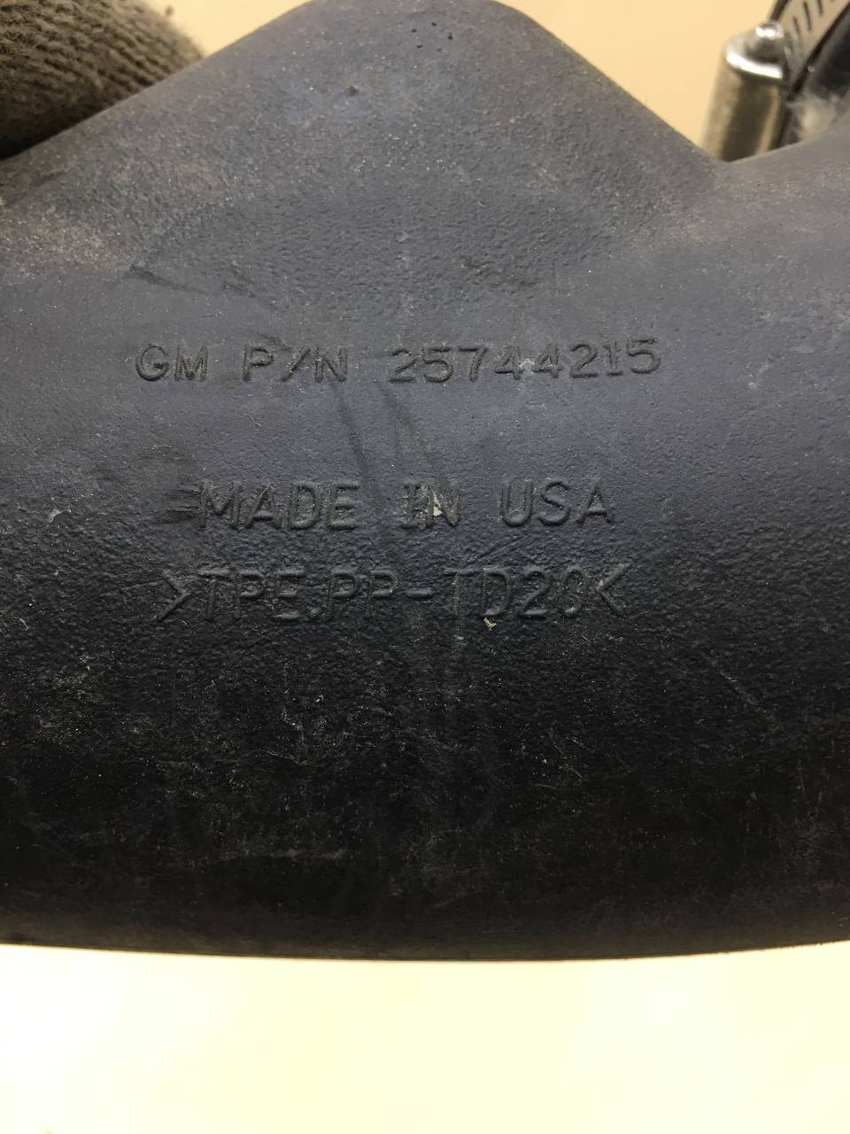 Патрубок воздушного фильтра Cadillac STS 2004-2011