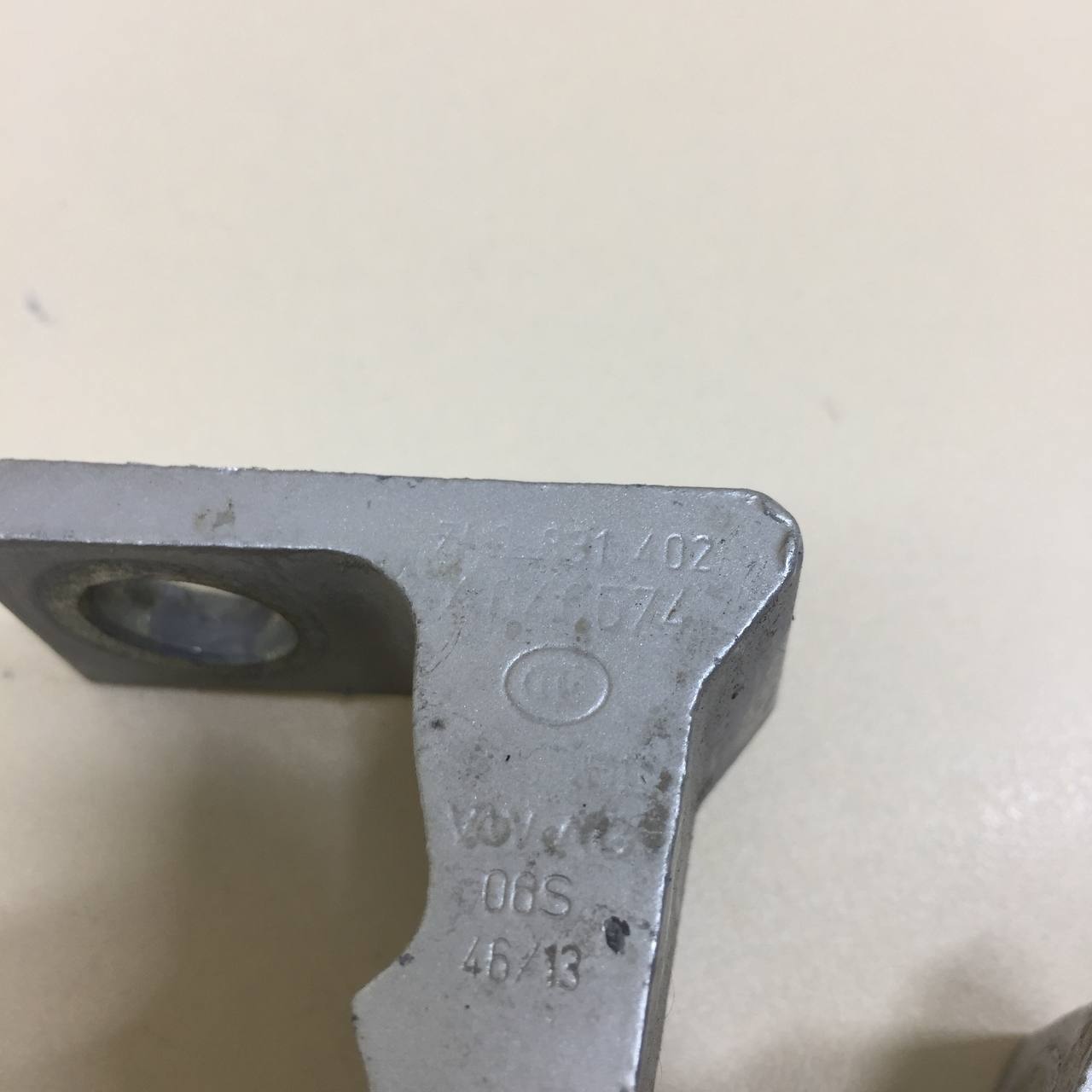 Петля двери Volkswagen Polo (MK5) 2011-2020