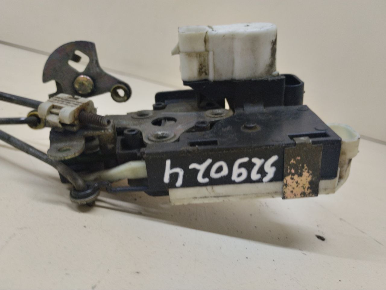 Замок двери передней левой Chevrolet TrailBlazer (GMT360) 2001-2010