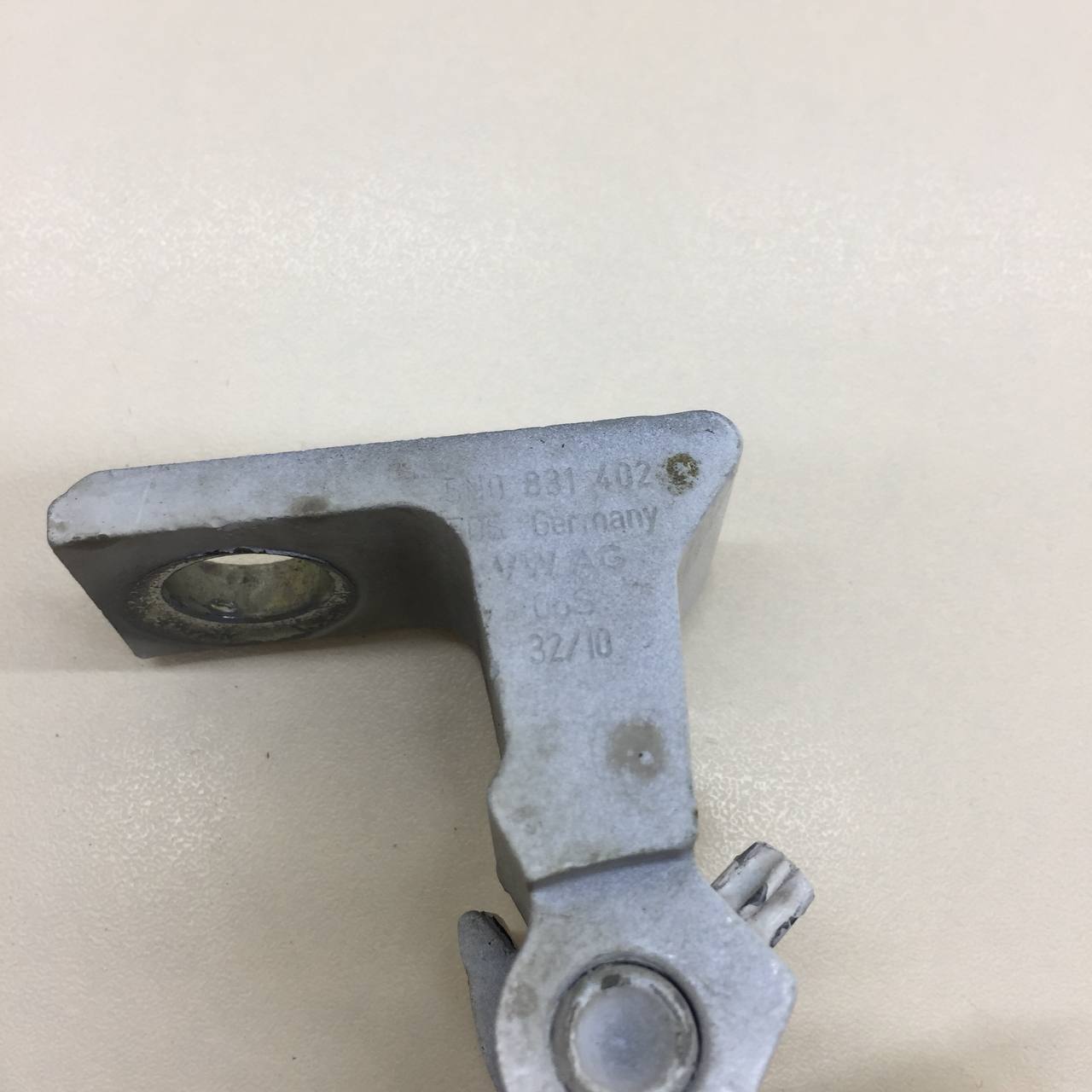 Петля двери задней правой верхняя Volkswagen Tiguan (5N1) 2007-2011