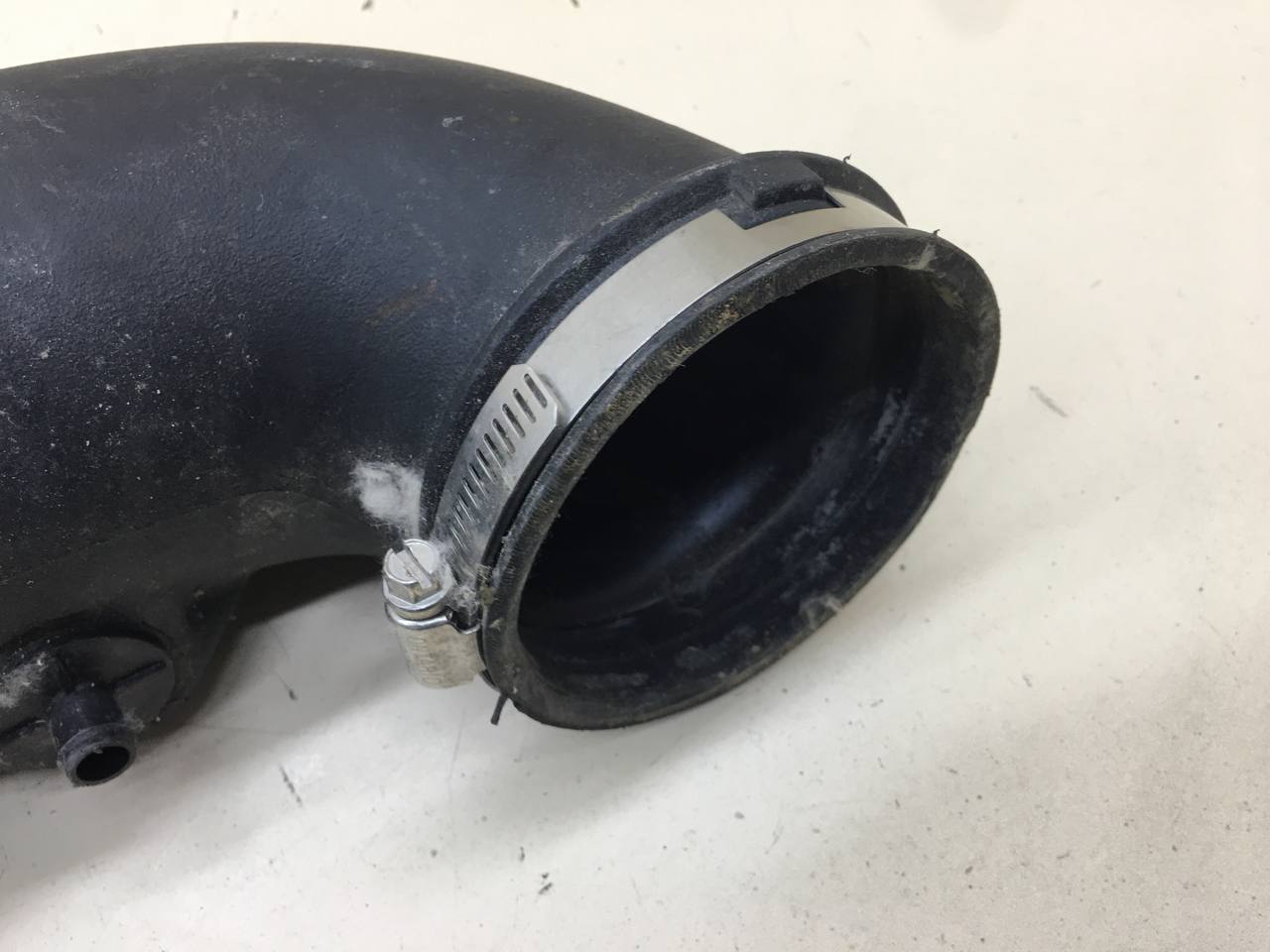 Патрубок воздушного фильтра Cadillac STS 2004-2011