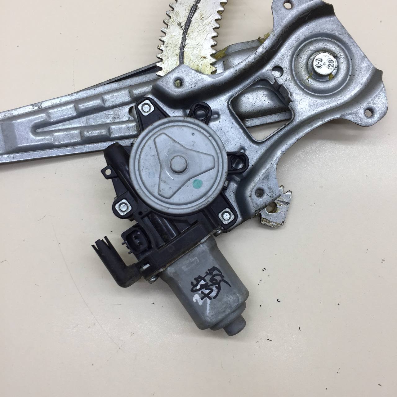 Стеклоподъемник электр. задний правый Nissan Tiida (C11) 2007-2014