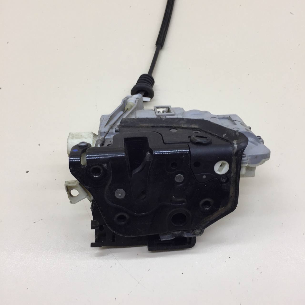 Замок двери задней правой Volkswagen Passat B7 2011-2015