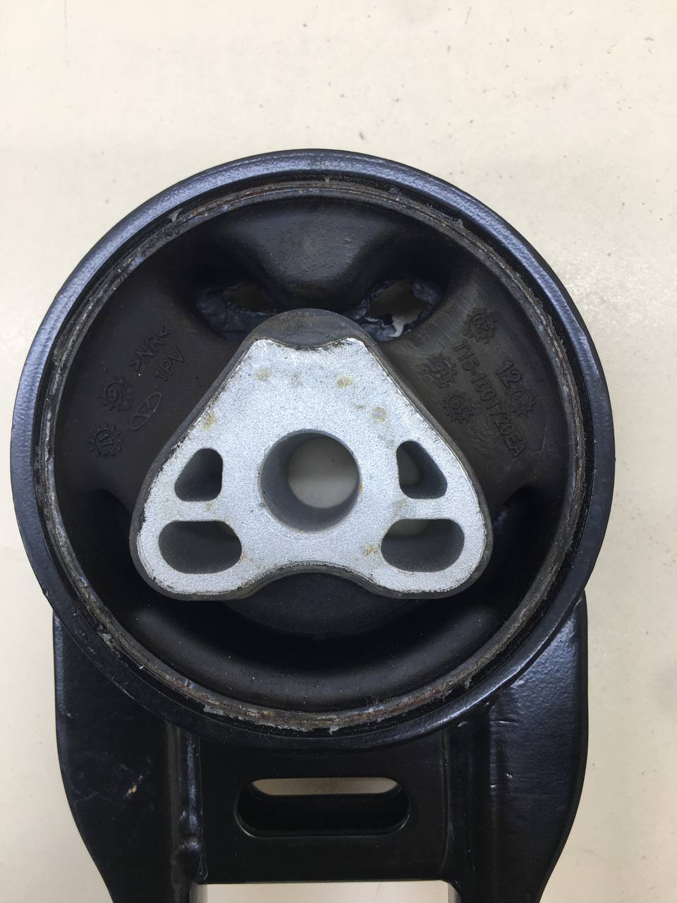 Опора двигателя задняя Chery Tiggo 4 2017>