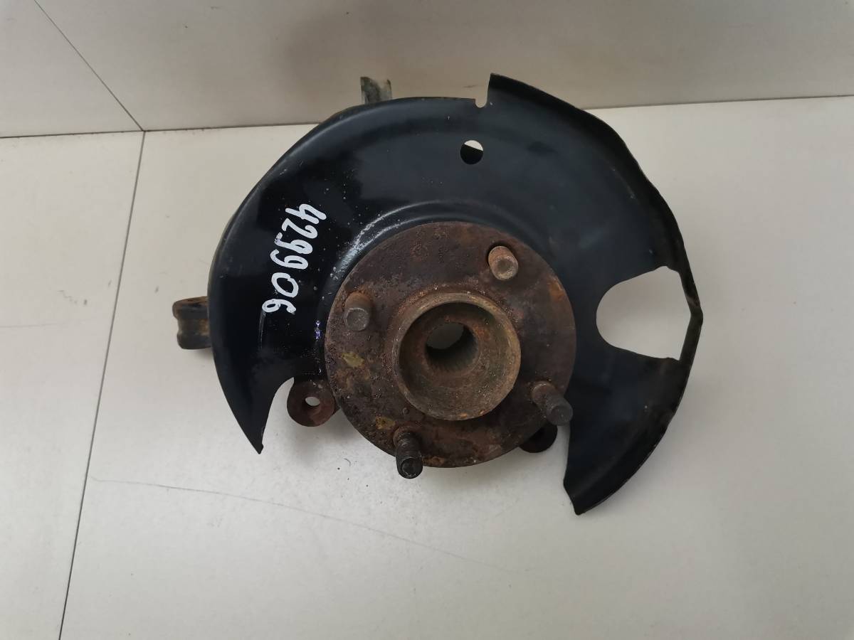 Кулак поворотный передний левый Nissan Almera (N15) 1995-2000