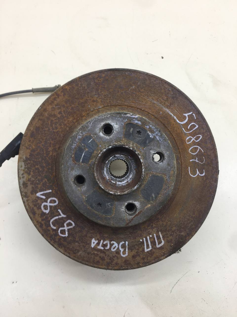 Кулак поворотный передний правый Lada Vesta 2015>