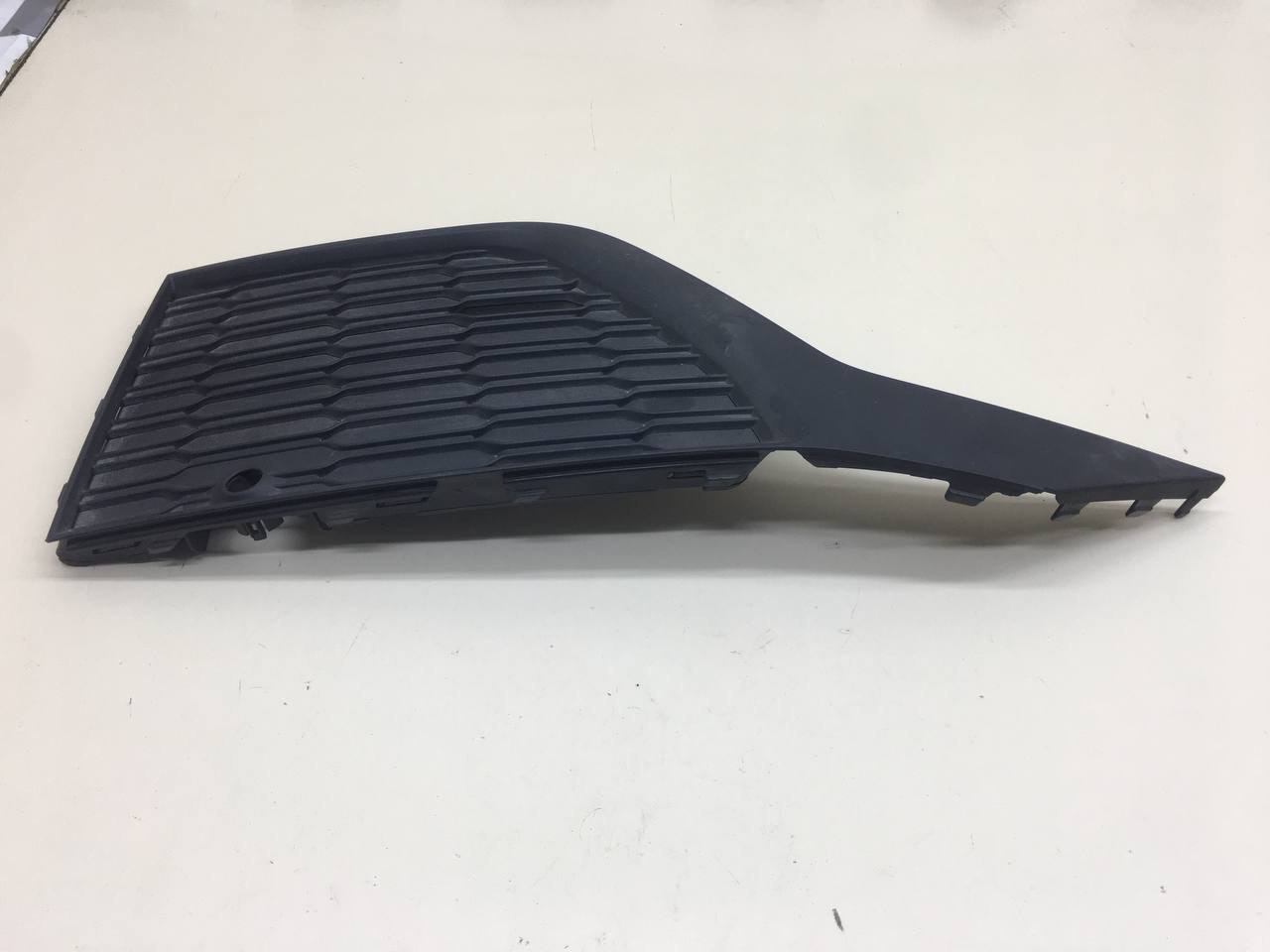 Накладка переднего бампера правая Audi Q7 (4M) 2015>