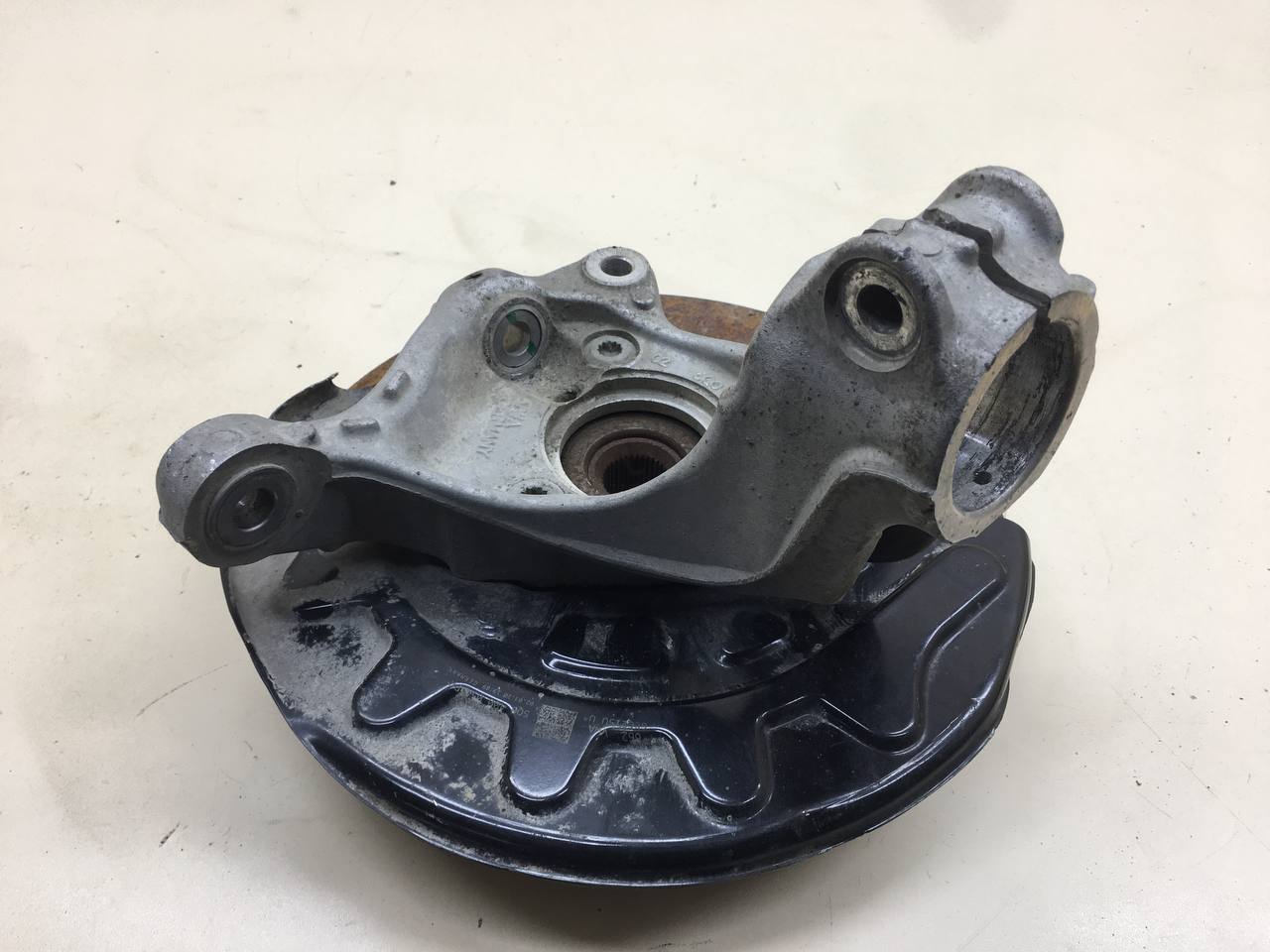 Кулак поворотный передний правый Skoda Octavia (A7) 2013>