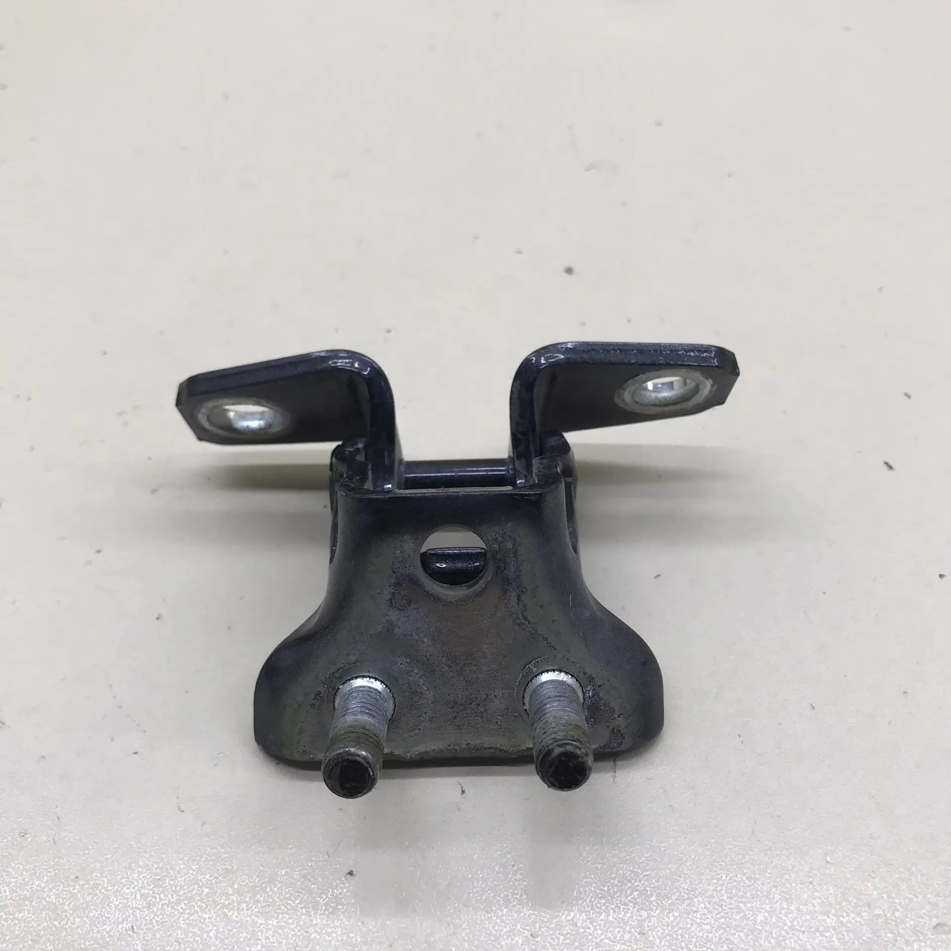 Петля двери задней левой верхняя Mitsubishi Outlander (GF) 2012>