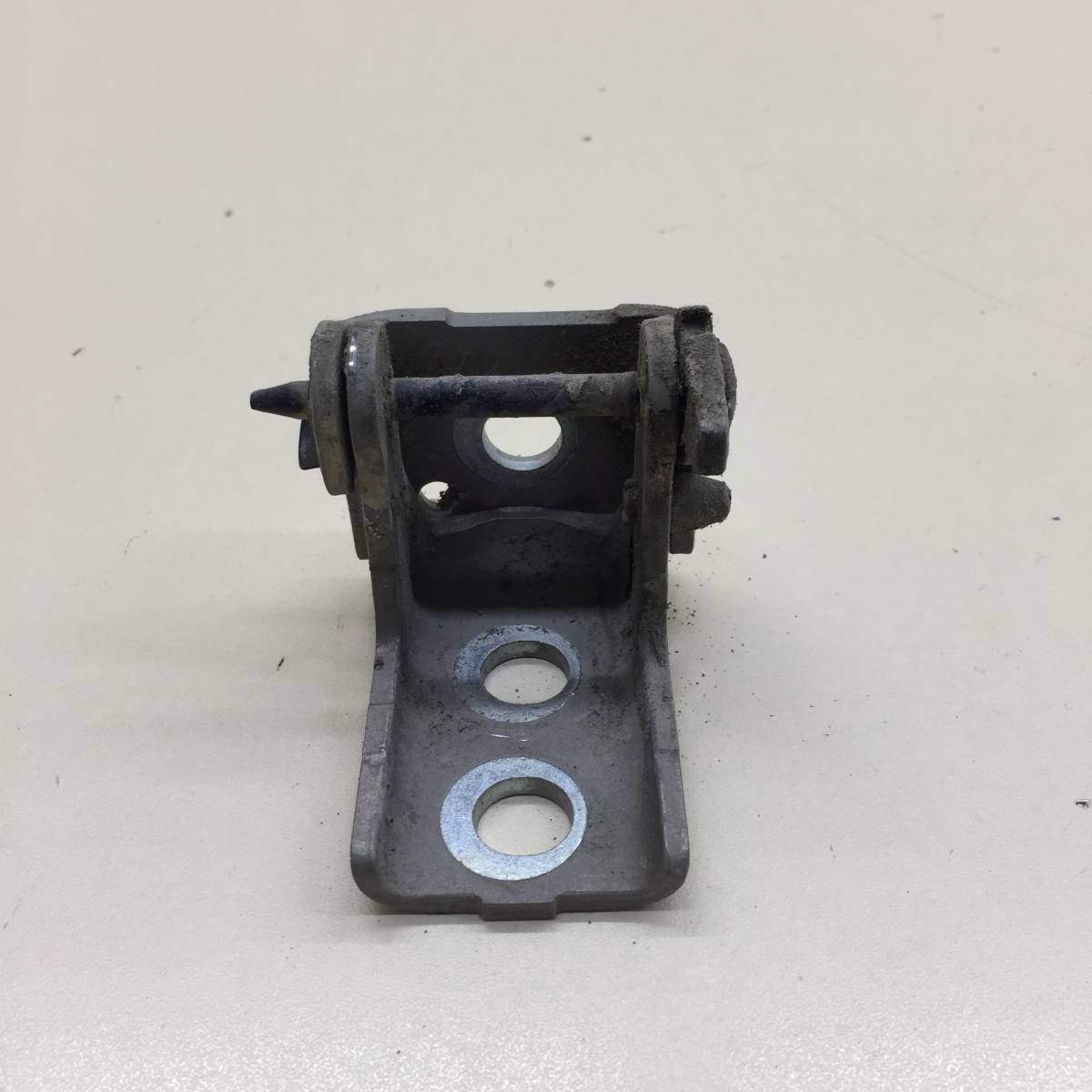 Петля двери передней левой верхняя Peugeot 208 2012>