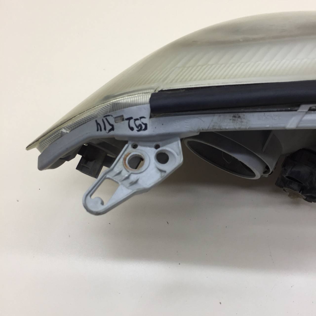 Фара левая Toyota Corolla E120 2001-2007